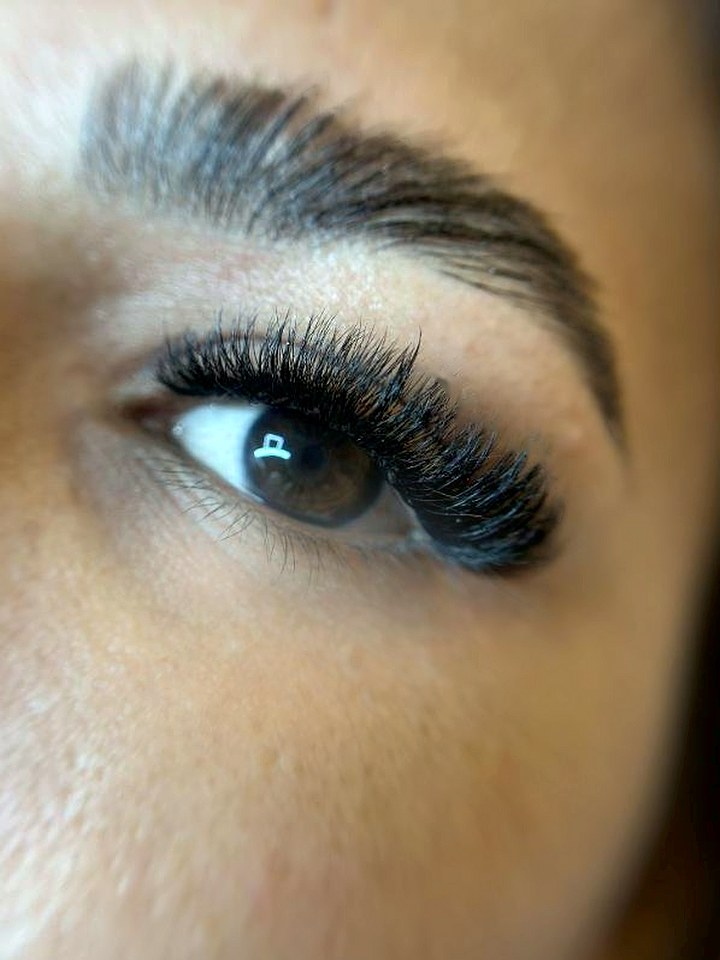Pestañas y cejas – trabajo de LASHES by Eve